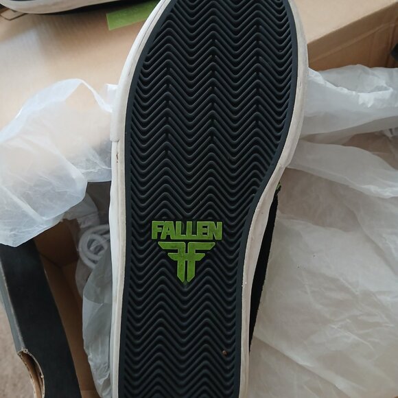 Fallen - Roach - Picture 6 of 7